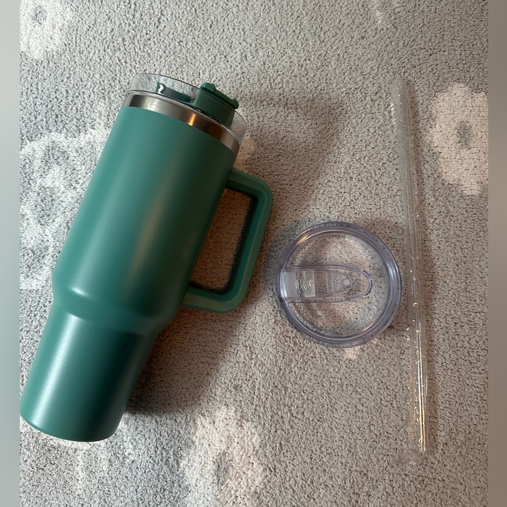 Amazon green water cup with new straw, two lids and straw cleaner